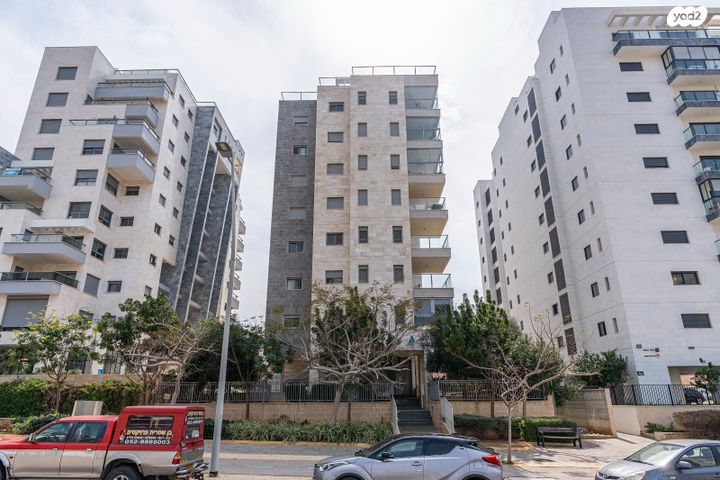 שדרות מנחם בגין 28