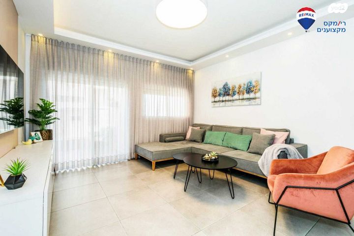 דירה, החסידה, חדרה