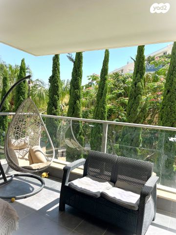 דירה, קרן המוסיקה 4, הזמר העברי, כפר סבא