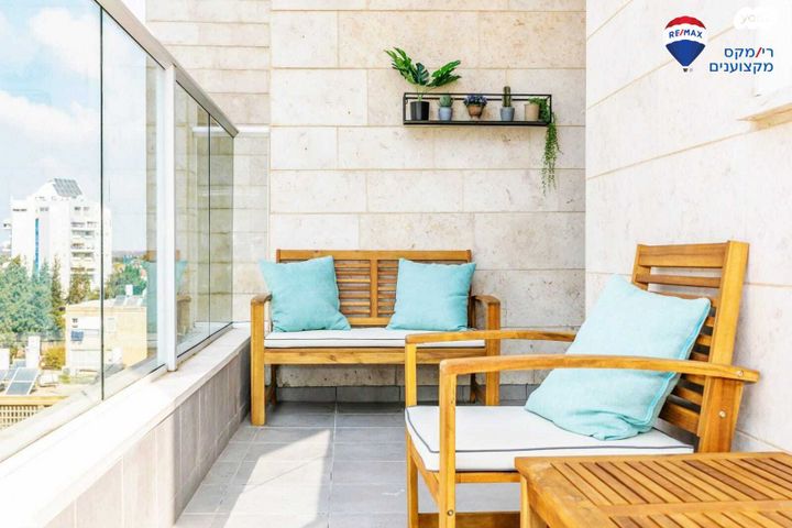 דירה, החסידה, חדרה