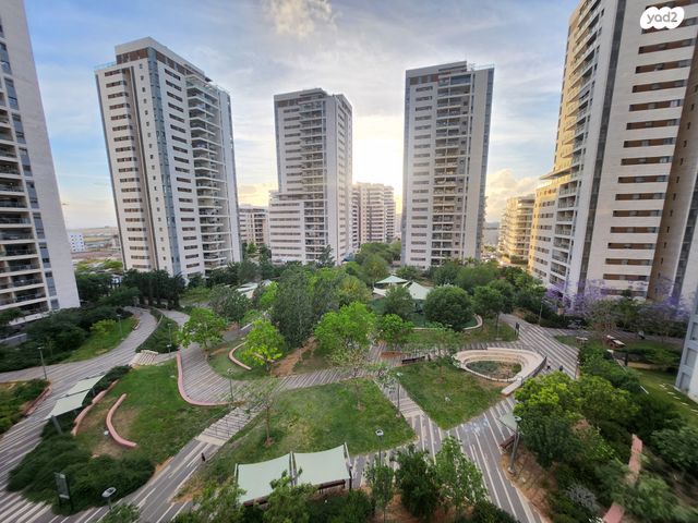 דירה, ניסים אלוני, פסגות אפק, ראש העין