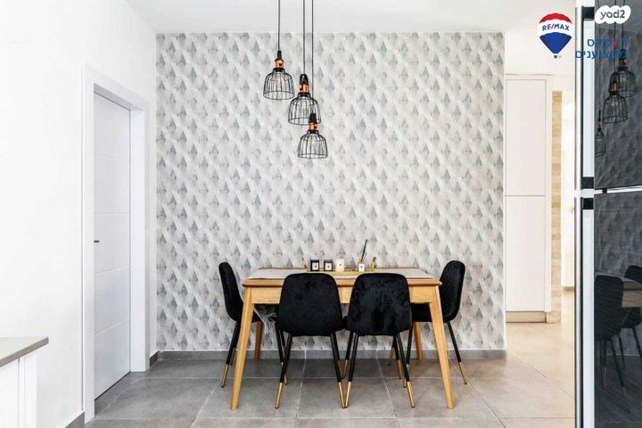 דירה, החסידה, חדרה