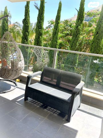 דירה, קרן המוסיקה 4, הזמר העברי, כפר סבא