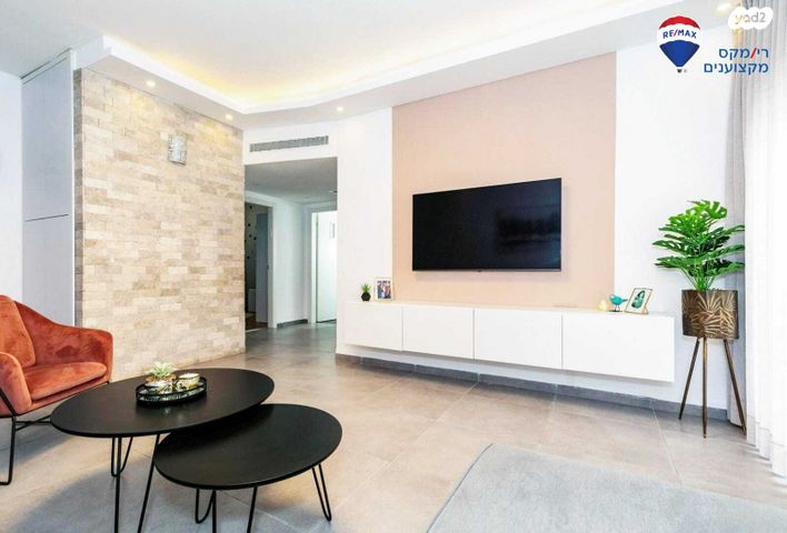 דירה, החסידה, חדרה