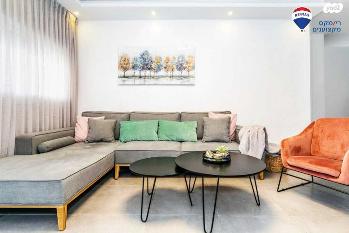 דירה, החסידה, חדרה