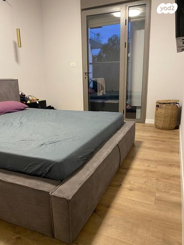 דירה, קרן המוסיקה 4, הזמר העברי, כפר סבא