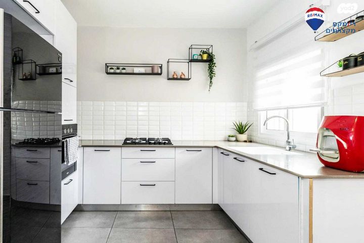 דירה, החסידה, חדרה