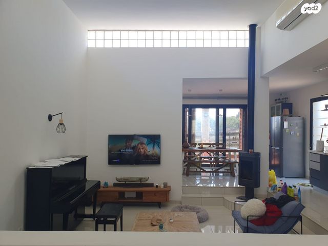 בית פרטי/ קוטג', אדמית