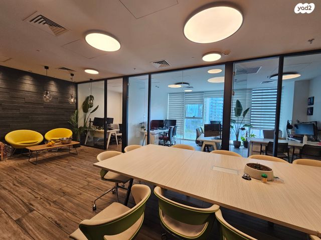 דרך מנחם בגין 150