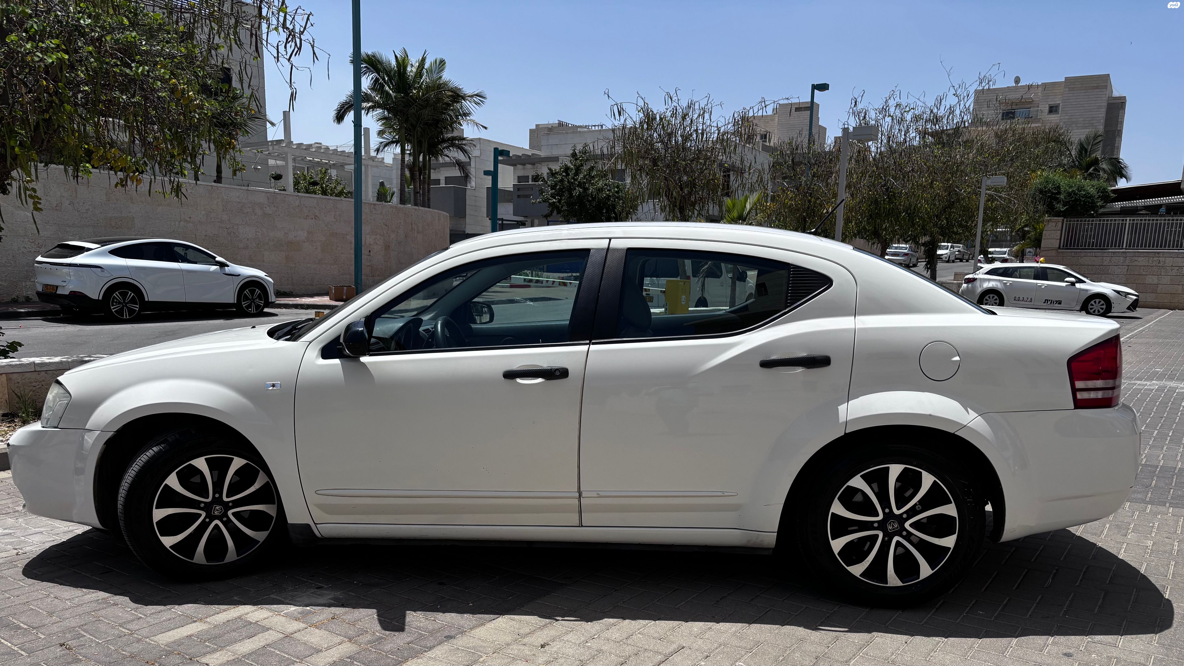 מודעת רכב דודג' אוונג'ר