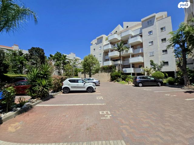 דירה, השקד 6, 2004, רעננה