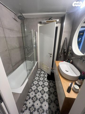 דירה, נחל צלמון, צור יצחק, צור יצחק