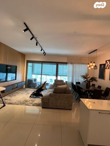 דירה, אריק איינשטיין, הרצליה ב', הרצליה