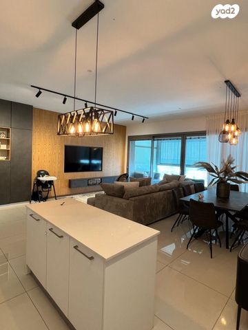 דירה, אריק איינשטיין, הרצליה ב', הרצליה