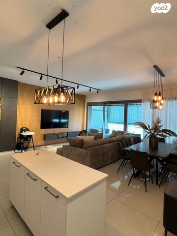 דירה, אריק איינשטיין, הרצליה ב', הרצליה