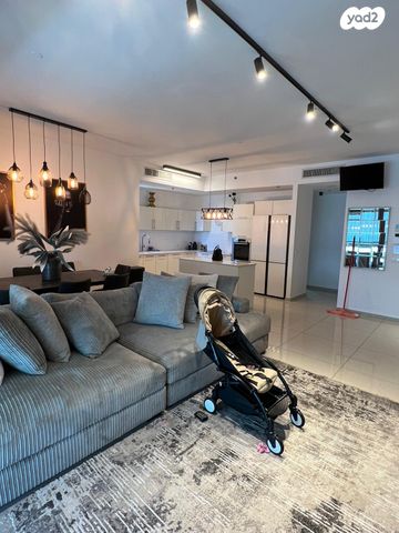 דירה, אריק איינשטיין, הרצליה ב', הרצליה