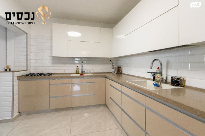 דירה, רב ניסים גאון, אלעד