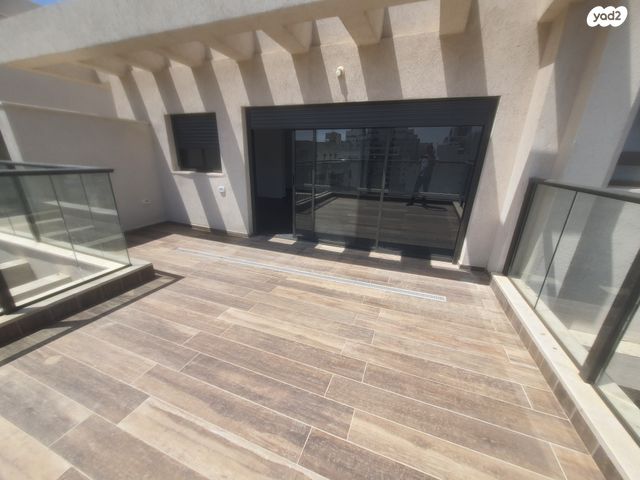 גג/ פנטהאוז, רחובות