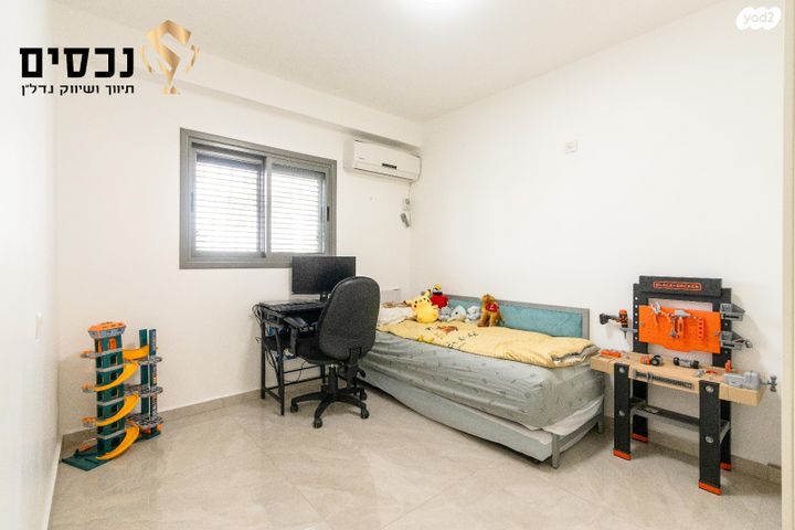 דירה, רב ניסים גאון, אלעד