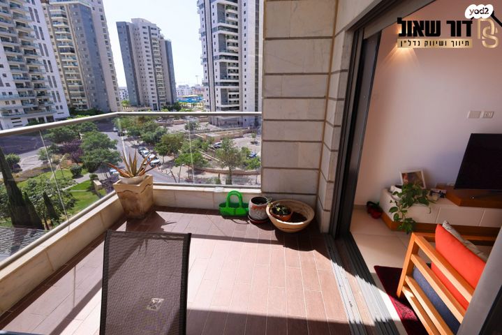 דירה, יונתן רטוש, פסגות אפק, ראש העין