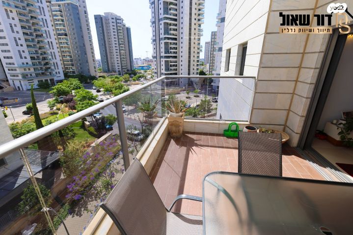 דירה, יונתן רטוש, פסגות אפק, ראש העין