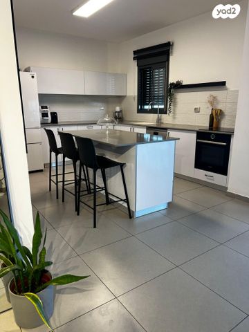 גג/ פנטהאוז, דרך הרעות 18, פרדסיה, פרדסיה