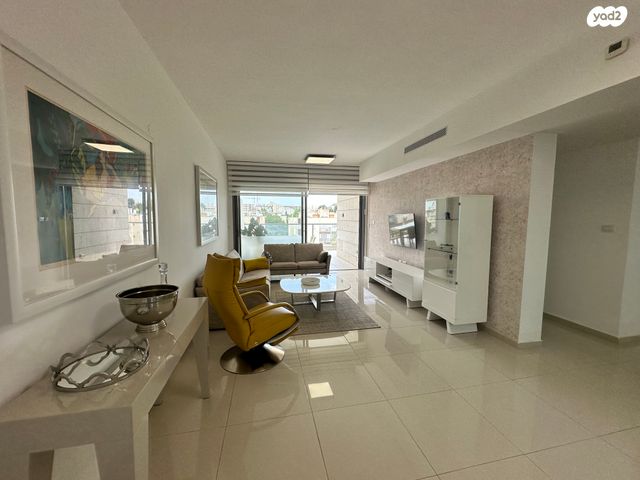 קרן היסוד 28