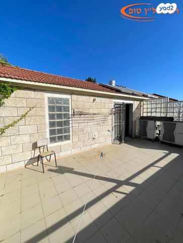 דו משפחתי, צור הדסה