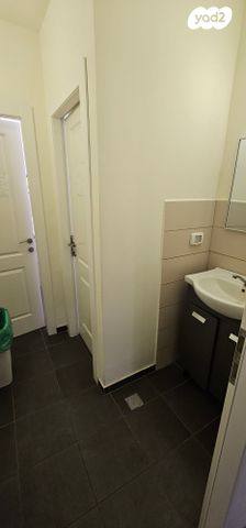 בניין משרדים, הנמל, שער פלמר, תחנת רכבת השמונה, חיפה