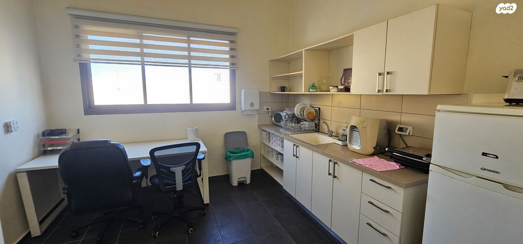 בניין משרדים, הנמל, שער פלמר, תחנת רכבת השמונה, חיפה