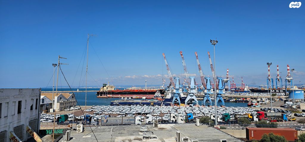 בניין משרדים, הנמל, שער פלמר, תחנת רכבת השמונה, חיפה