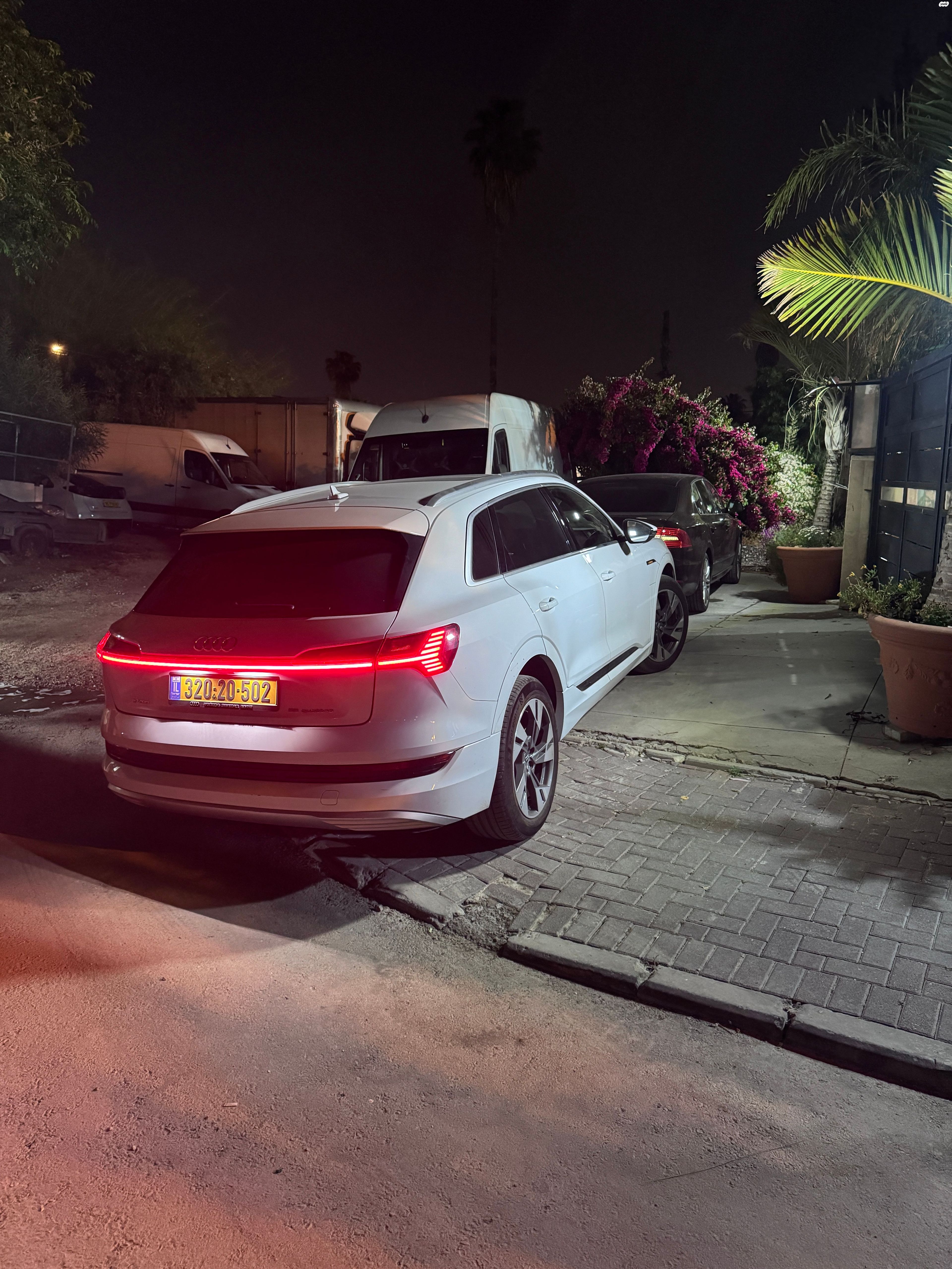 מודעת רכב אאודי E-tron