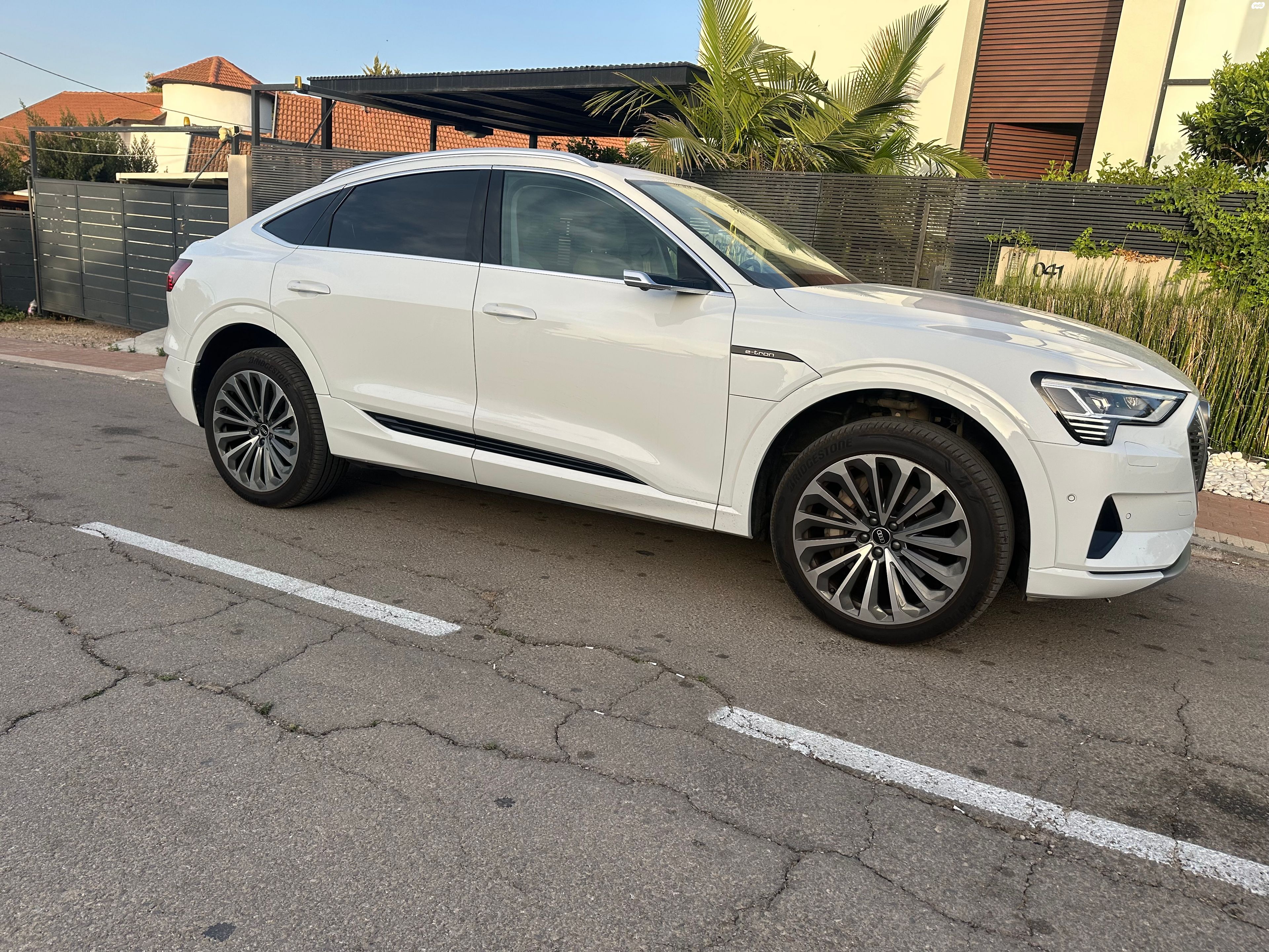מודעת רכב אאודי E-tron
