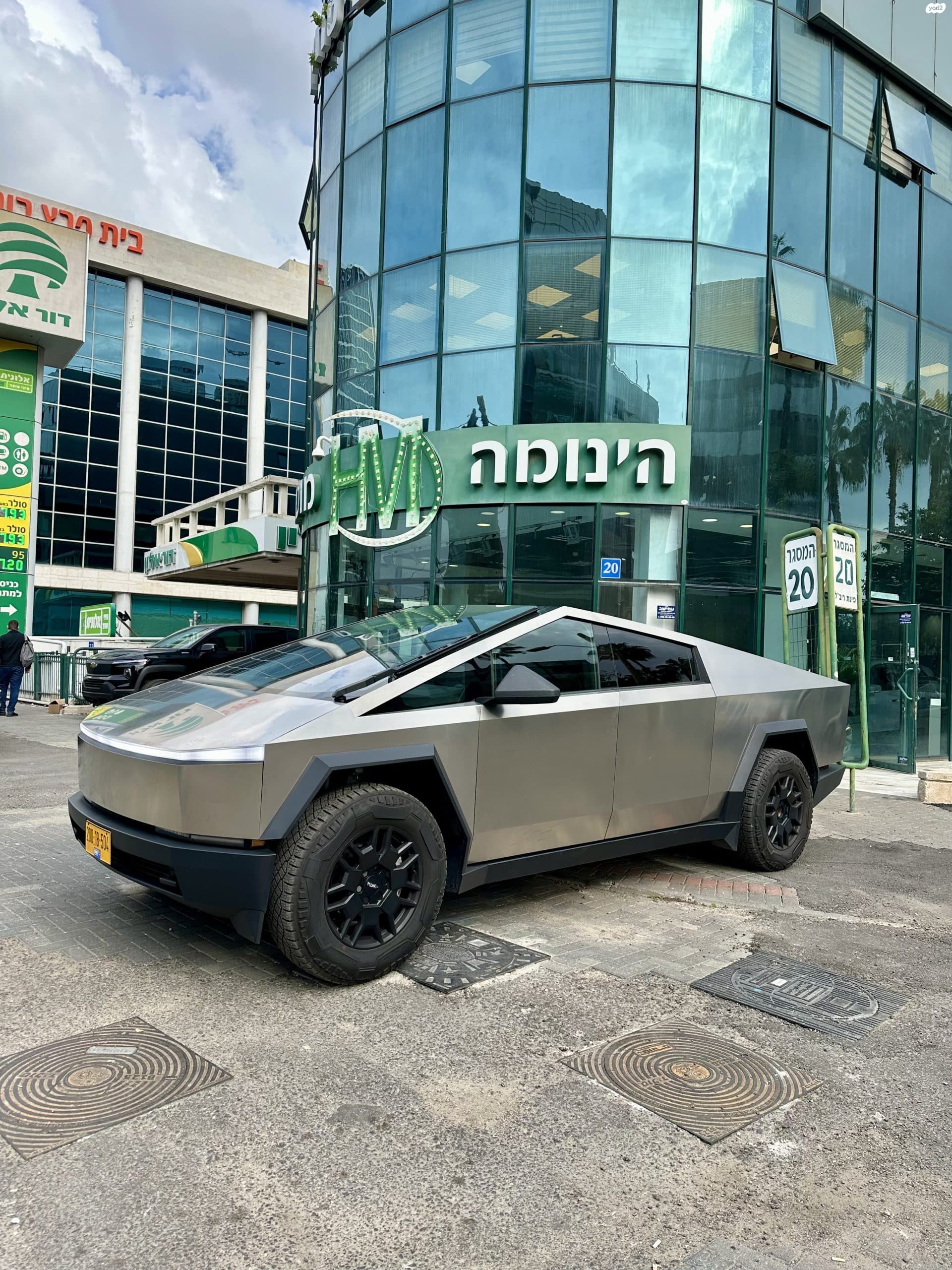 מודעת רכב טסלה סייבטראק