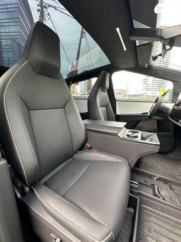 טסלה סייבטראק