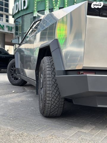 טסלה סייבטראק