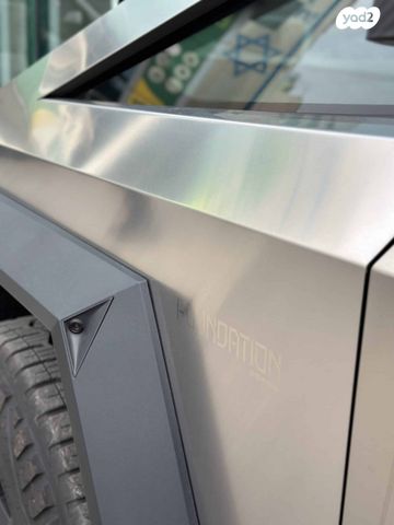 טסלה סייבטראק