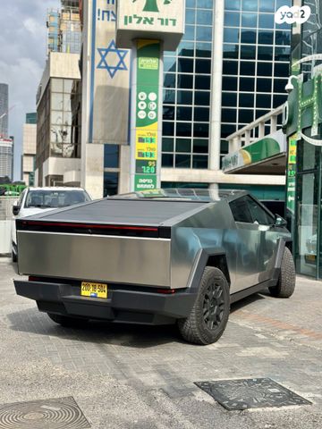 טסלה סייבטראק