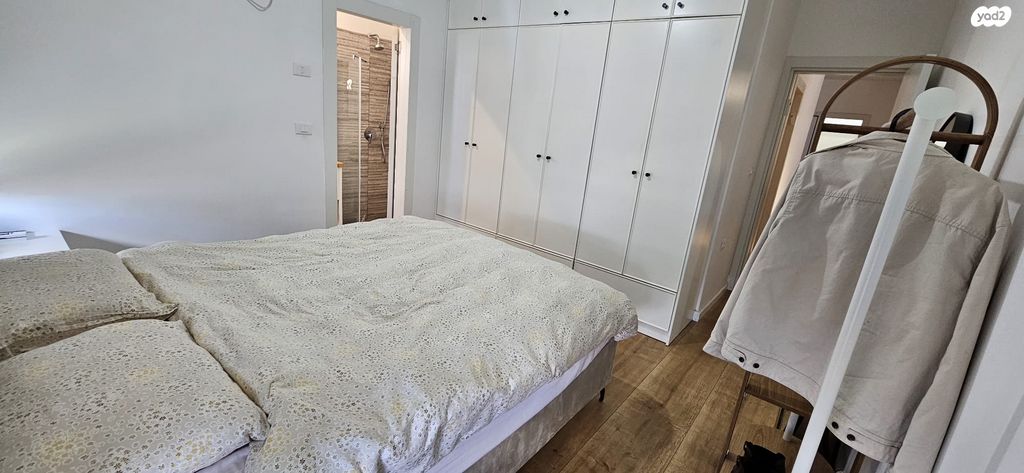 דירת גן, אלה 4, לשם, עלי זהב