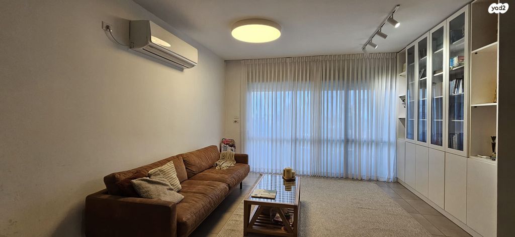 דירת גן, אלה 4, לשם, עלי זהב