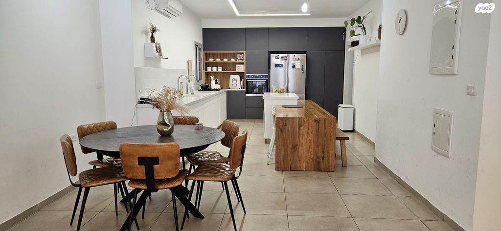 דירת גן, אלה 4, לשם, עלי זהב