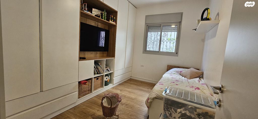 דירת גן, אלה 4, לשם, עלי זהב