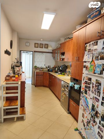 דירת גן, צוותא ב, אלפי מנשה