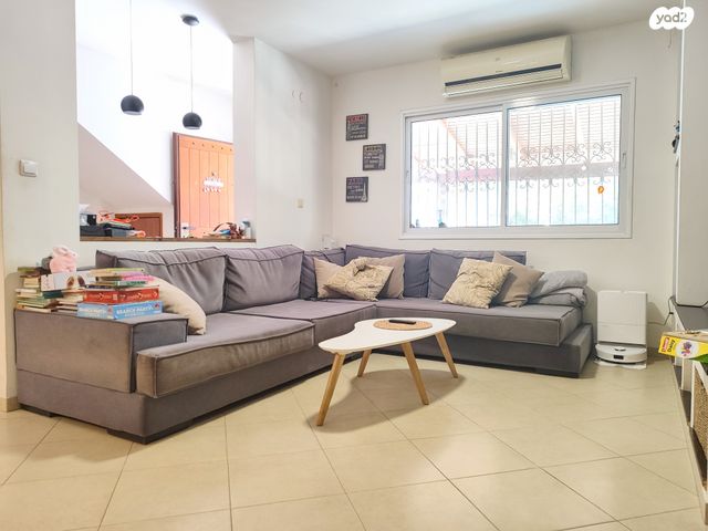 דירת גן, צוותא ב, אלפי מנשה