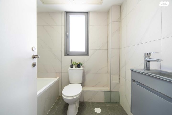 דירה, פול סמואלסון, פסגות אפק, ראש העין