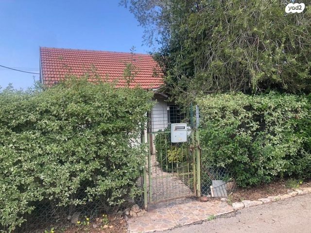 בית פרטי/ קוטג', הצבי, שיכון עממי, הוד השרון