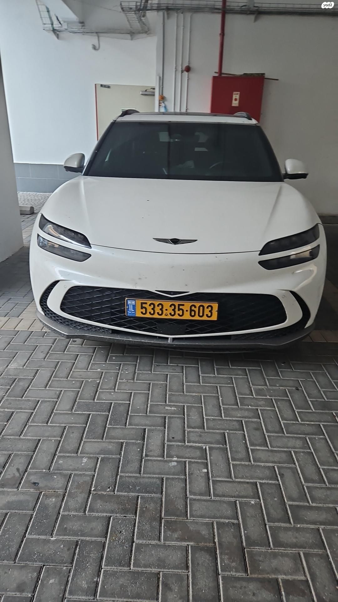 מודעת רכב ג'נסיס GV60