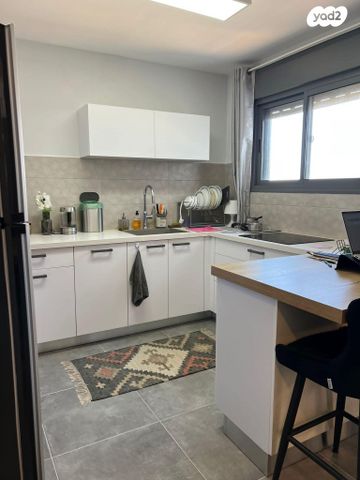 דירה, לח"י, שז"ר / דקר, טירת כרמל