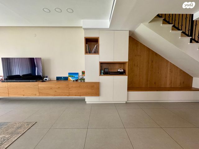 דירת גן, תל מונד