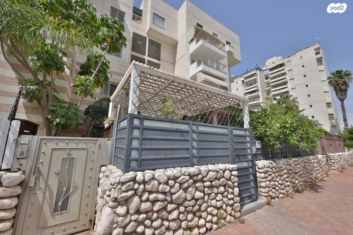 בית פרטי/ קוטג', מנחם בגין, נווה גנים, קרית מוצקין